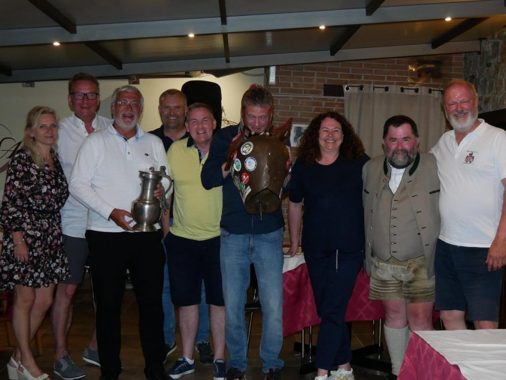 Die österreichische Delegation mit EMP-Präsident Luca Fini, der EMP-Glocke und dem Geiger-Pokal: Angebots-Bild